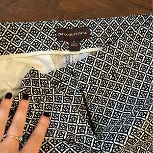 Dana Buchman size 6 dress capris black and white patterned